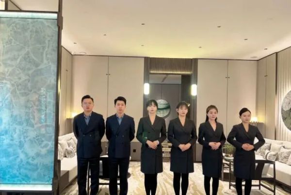 長(zhǎng)沙炭河服飾有限公司,長(zhǎng)沙西服定制公司,工作服定制,沖鋒衣定制,T恤定制